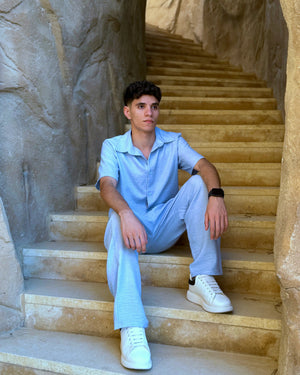 Aero Set in Cloud Blue - طقم كتان رجالي كاجوال، منظر جانبي