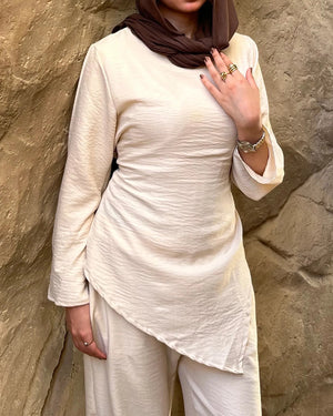Élan Set in Beige – asymmetric linen top close up detail